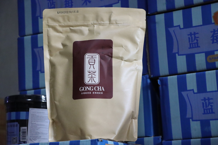 Sản phẩm dán nhãn giả mạo Gong Cha được phát hiện tại kho hàng. Ảnh: DMS.
