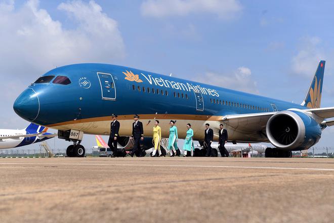 Với các khoản lỗ kũy kế và nợ quá hạn, Vietnam Airlines đang đứng bên bờ vực phá sản.