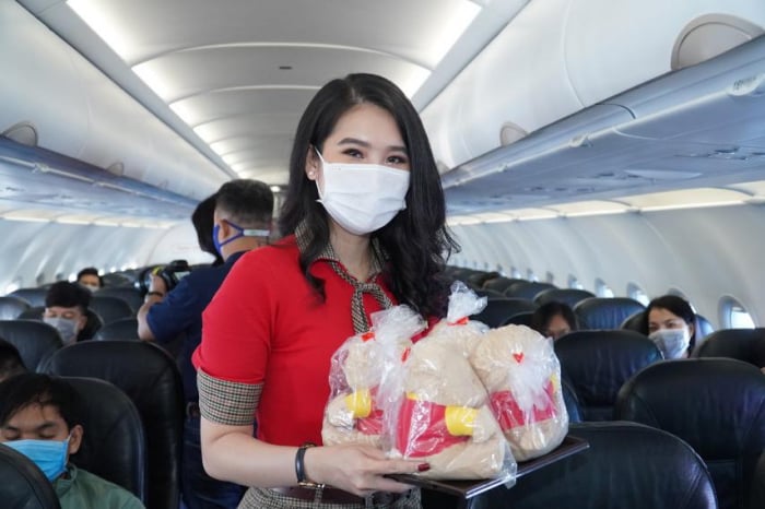 Khách hàng có thể dễ dàng đặt vé trên các kênh bán chính thức của Vietjet tại website www.vietjetair.com. ứng dụng điện thoại Vietjet Air, Facebook tại địa chỉ www.facebook.com/vietjetvietnam (mục “Đặt vé”) hoặc các phòng vé, đại lý trên toàn quốc. Ảnh: TL.