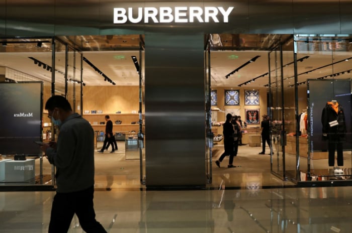 CEO thương hiệu xa xỉ Burberry từ chức, chuyển sang Ferragamo. Ảnh: Reuters.