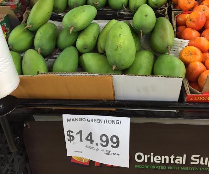 Xoài xanh Việt Nam lên kệ các cửa hàng, siêu thị tại Úc. Ảnh: T.L.