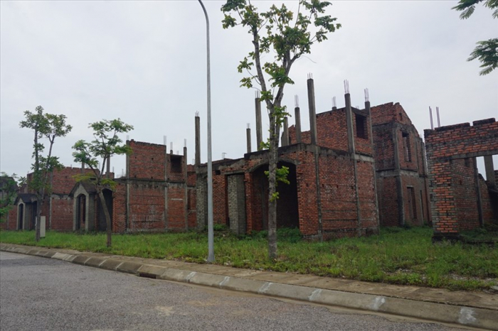 Hiện tượng lãng phí tài nguyên đất diễn ra tại nhiều địa phương trên cả nước. Ảnh: T.L