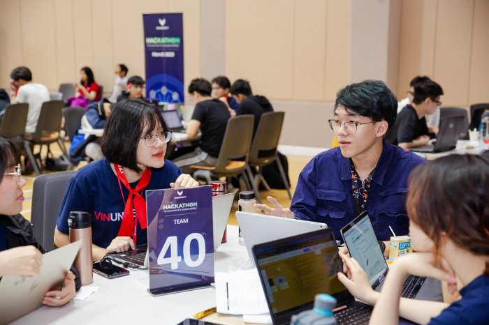 Võ Minh Quân (giữa) cùng các bạn cộng sự trong cuộc thi VinUni Hackathon 2021. Ảnh: TL.