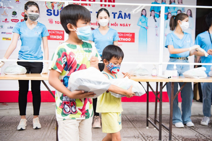 Các em bé đến nhận suất ăn miễn phí do Hội Doanh nhân trẻ Việt Nam và Công ty Cổ phần Quảng cáo Thương mại Sen Vàng dành tặng. Ảnh: DNT.