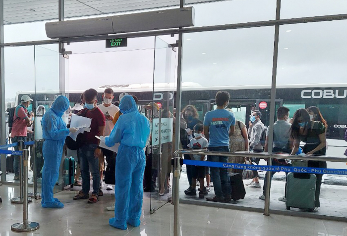 Chiều 6/7, sân bay Phú Quốc đón 955 khách từ TP.HCM. Ảnh: Nhật Tân.