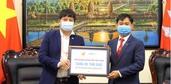 Hội Doanh nhân trẻ Việt Nam trao 5 tấn gạo hỗ trợ người dân Campuchia chống Covid-19. Ảnh: T.L