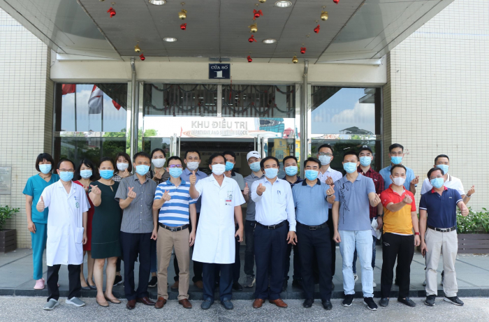 Đoàn công tác Bệnh viện Bạch Mai chi viện cho miền Nam.
