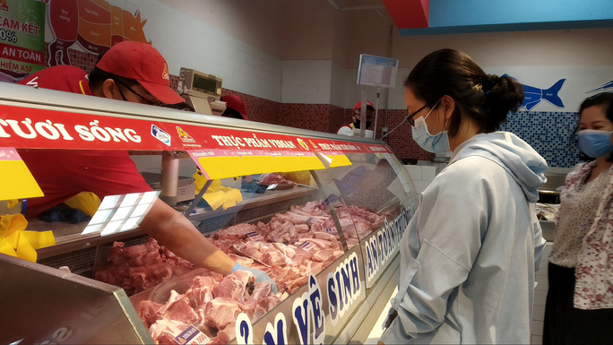 Mua bán thịt lợn tại siêu thị. Ảnh: T.L