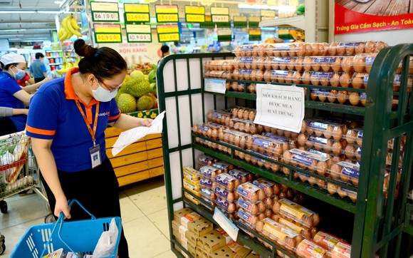 Nhiều siêu thị giới hạn số lượng mua trứng để tránh đối tượng găm hàng. Ảnh: T.L.