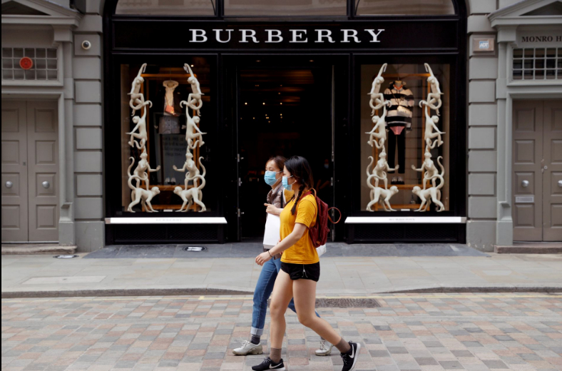 Burberry phục hồi cao hơn trước đại dịch với khách hàng trẻ mới. Ảnh: Reuters.