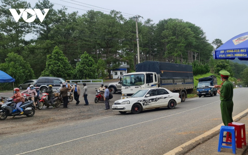 Lực lượng chức năng Lâm Đồng tăng cường kiểm soát dịch tễ các lái, phụ xe trên địa bàn
