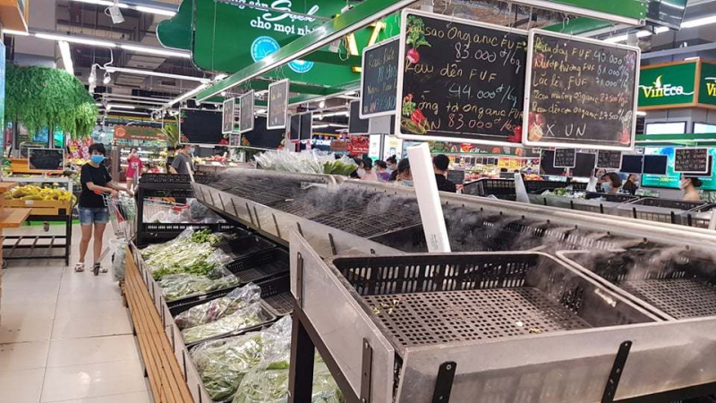 Tại siêu thị VinMart tại Khu đô thị Times City, từ chiều 18/7, mặt hàng rau xanh chỉ còn vài bó.