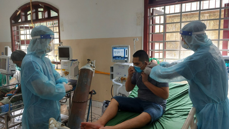Các bác sĩ đang điều trị cho bệnh nhân Covid-19 tại TP.HCM. Ảnh: BYT.
