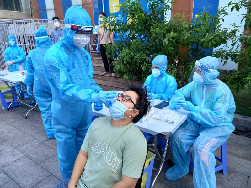 Các nhân viên y tế đang lấy mẫu xét nghiệm Covid-19 tại quận Tân Phú, TP.HCM. Ảnh: BYT.