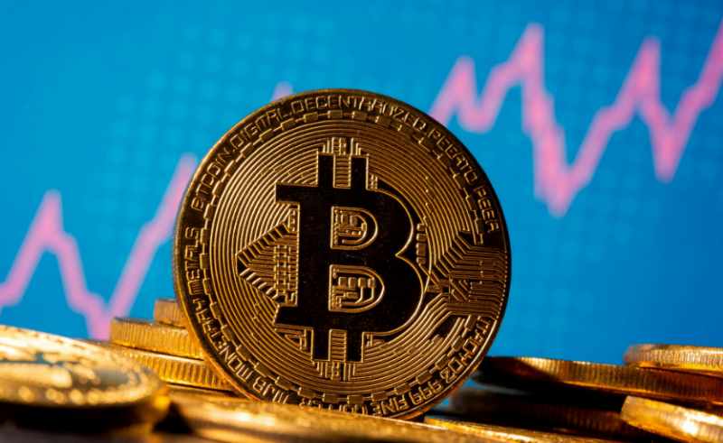Bitcoin phục hồi vượt mốc 30.000 USD sau đợt bán tháo. Ảnh: Reuters.