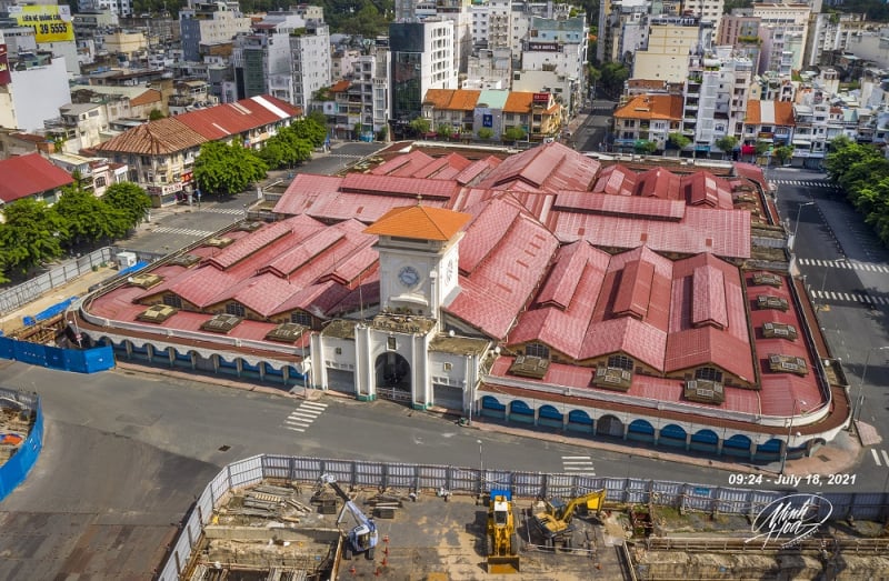 Chợ Bến Thành ngày thường luôn tấp nập người mua bán, kể cả khách nước ngoài đến tham quan, mua sắm. Nay 4 cửa đều đóng im lìm.