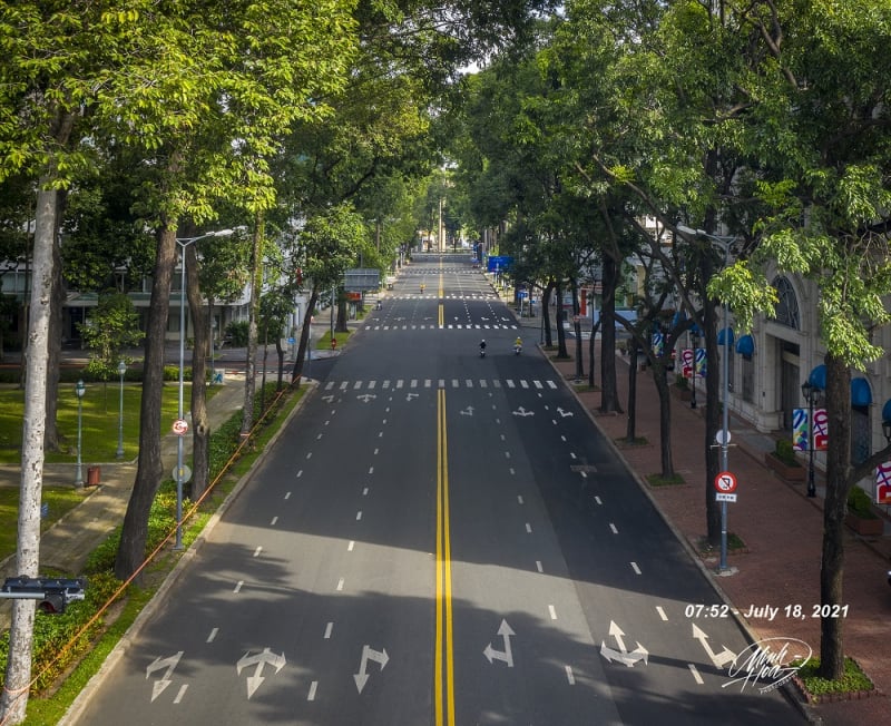 Đường phố Sài Gòn thênh thang hơn nhưng buồn và cô đơn hơn nhiều. (Đường Phạm Ngọc Thạch, quận 3).