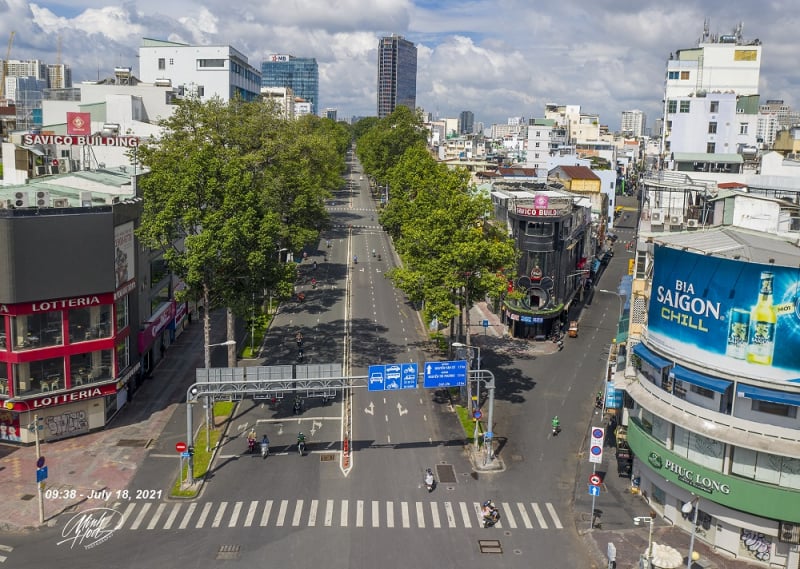 Góc Trần Hưng Đạo - Bùi Viện (quận 1) chỉ vài bóng người lạc lõng.