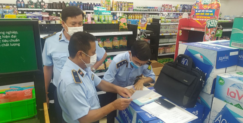 Lực lượng chức năng xử phạt tại một cửa hàng Vinmart+ ở Đồng Nai. Ảnh: QLTT.