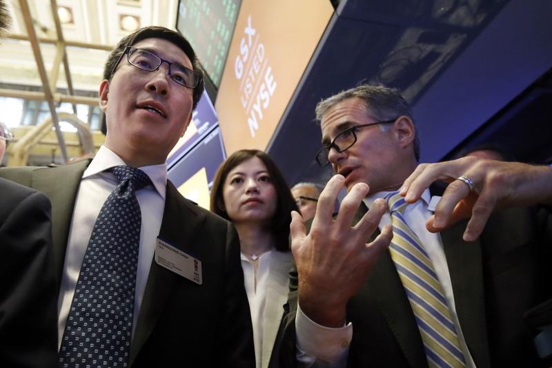 Larry Chen (trái) tại Sở giao dịch chứng khoán New York (NYSE) hồi năm 2019. Ảnh: AP.