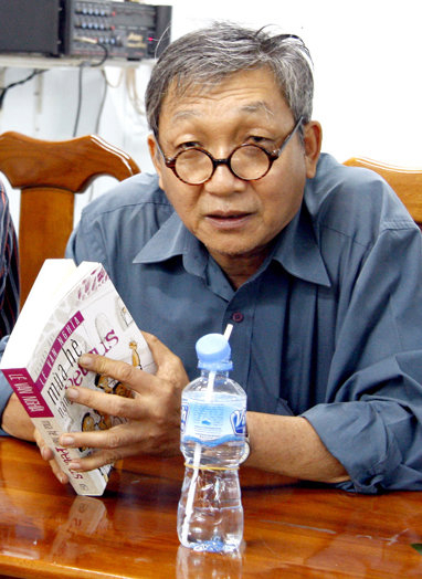 Nhà văn Lê Văn Nghĩa trong lần ra mắt sách gần đây. Ảnh: FBNV