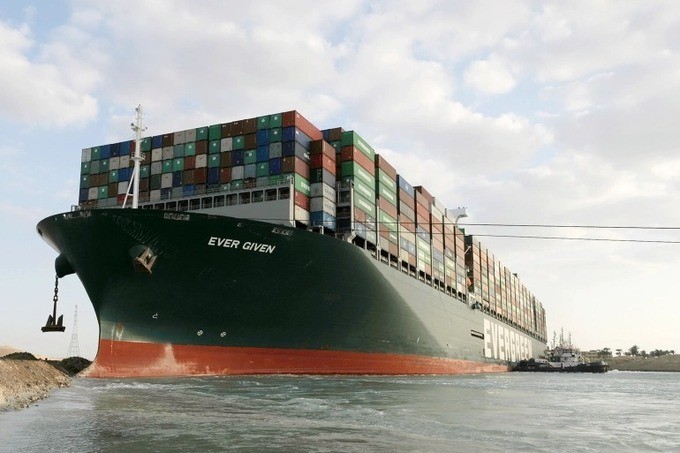 Tàu Ever Given mắc kẹt tại kênh đào Suez hồi tháng 4/2021, khiến chuỗi cung ứng hàng hóa toàn cầu bị gián đoạn. Ảnh: EPA