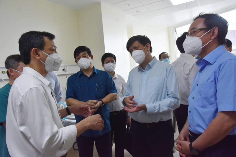 Bộ trưởng Bộ Y tế Nguyễn Thanh Long (giữa) trong buổi làm việc tại TP.HCM. Ảnh: BYT.