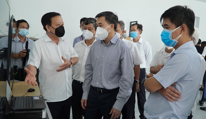 Lãnh đạo tỉnh Bình Dương và Thứ trưởng Bộ Y tế Trần Văn Thuấn (giữa), tại buổi khánh thành đưa 2 bệnh viện dã chiến Bình Dương vào hoạt động. Ảnh: BYT.