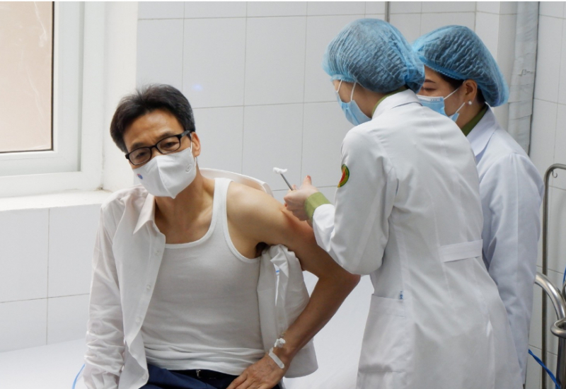 Phó Thủ tướng Vũ Đức Đam tiêm thử nghiệm vaccine Nano Covax mũi 2, ngày 26/3. Ảnh: Minh Khôi.