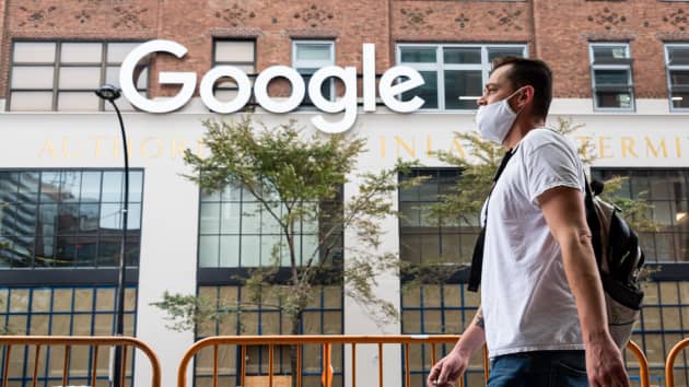 Một người đàn ông đi qua trụ sở Google tại New York hồi năm 2020. Ảnh: Getty Images.