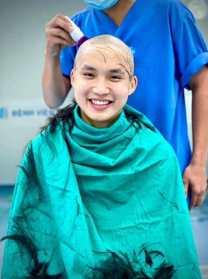 Bức ảnh ghi lại nụ cười rạng rỡ của BS Đặng Minh Hiệu khi cắt tóc để vào tâm dịch Bắc Giang, đã khiến nhiều người xúc động. BS Hiệu là một trong hơn 200 y bác sĩ của Bệnh viện Đại học Y Dược TP.HCM, tình nguyện đăng ký tham gia tuyến đầu chống dịch Covid-19. Ảnh: Nam Phương.