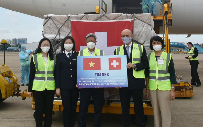 Thứ trưởng Bộ Y tế Nguyễn Trường Sơn nhận lô hàng viện trợ từ Chính phủ và nhân dân Thụy Sĩ. Ảnh: PV.