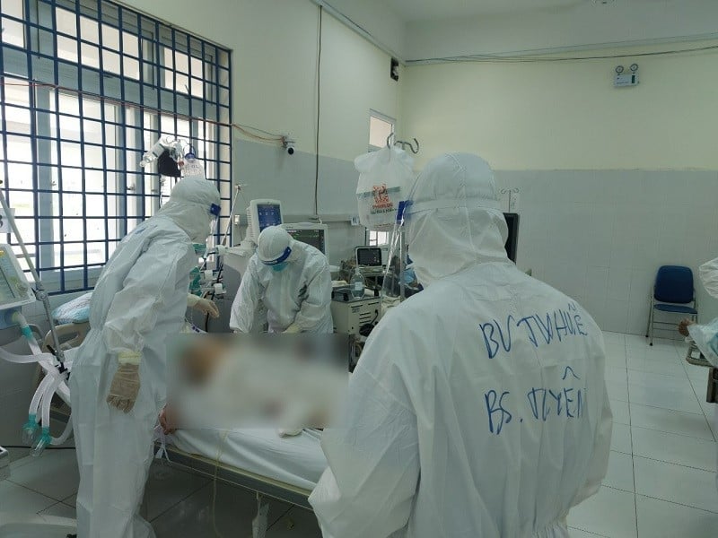 Các bác sĩ đang chăm sóc cho bệnh nhân mắc Covid-19 tại Bệnh viện Dã chiến TP.HCM. Ảnh: PV.