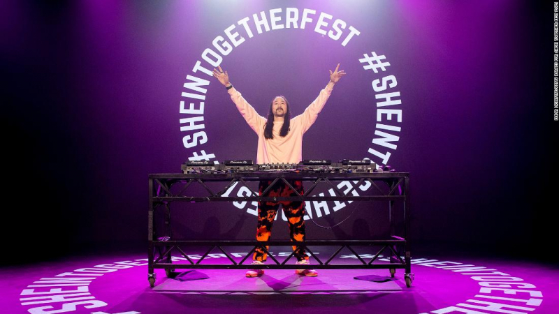 Steve Aoki, DJ người Mỹ gốc Nhật, biểu diễn trên sân khấu tại một sự kiện của Shein ở Los Angeles vào đầu năm nay. Ảnh: CNN.