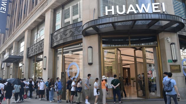 Huawei muốn trở lại trong cuộc đua điện thoại thông minh. Ảnh: Getty Images.