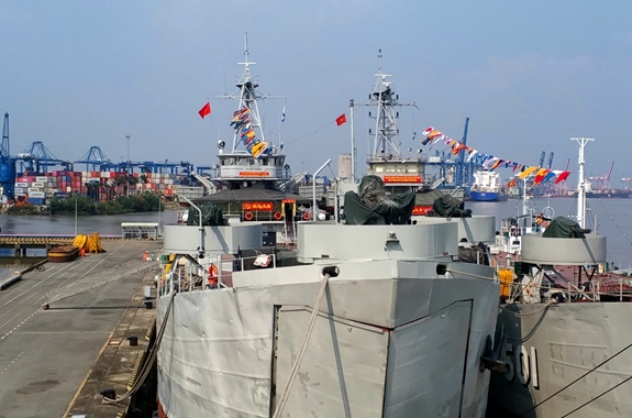 Hàng hỗ trợ được chở bằng tàu 450 tấn của Lữ đoàn Hải quân 125 thuộc Bộ Tư lệnh Vùng 2 Hải quân. Ảnh:TL.