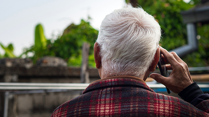 Sử dụng rộng rãi và liên tục các phương tiện công nghệ mỗi ngày gây ra sự căng thẳng cho người cao tuổi. Ảnh: Getty Images