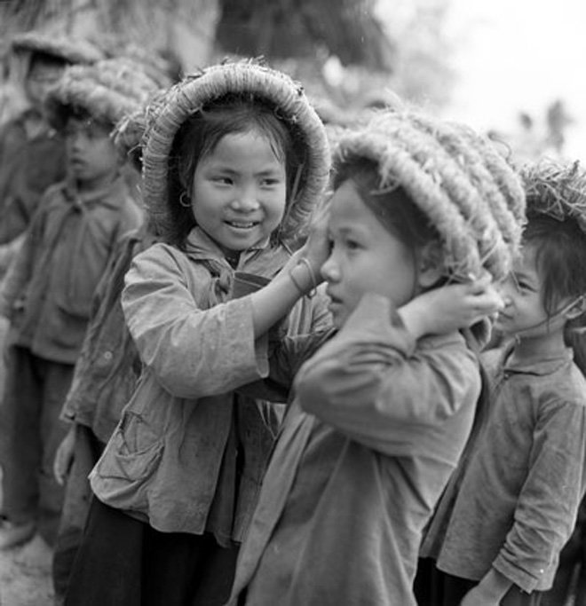 Mũ rơm đến trường trong thời gian cao điểm của chiến tranh phá hoại miền Bắc (Ảnh: TL)