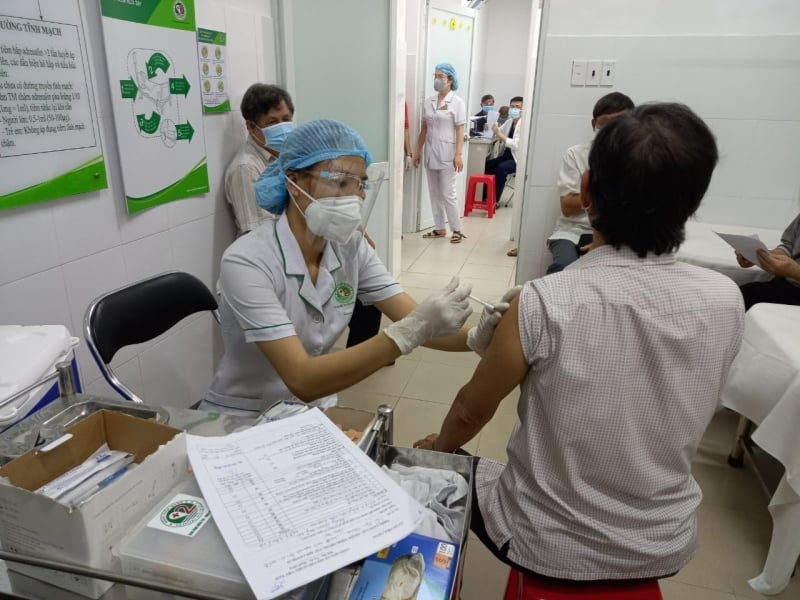 Đẩy mạnh tiêm vaccine an toàn.