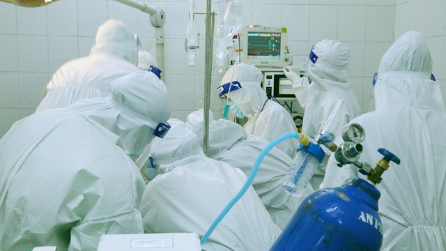 Hình ảnh các bác sĩ với khung hình trắng toát áo bảo hộ trong phim. Ảnh: VTV