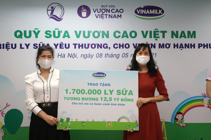 Trong năm 2020 và 2021, Vinamilk đã trao tặng tổng cộng 3,4 triệu ly sữa, tương đương 25 tỷ đồng thông qua Quỹ sữa Vươn cao Việt Nam. Ảnh: TL.