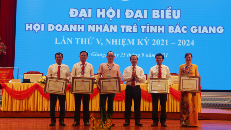 Các doanh nhân trẻ nhận bằng khen của UBND tỉnh Bắc Giang. Ảnh: Hoàng Phương/Báo Bắc Giang.