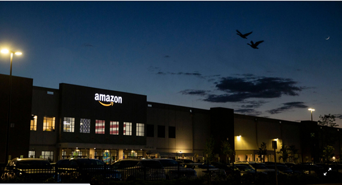 Những giao dịch mua bán được thực hiện trên Internet đang thống trị môi trường bán lẻ ngày nay, và không có công ty nào tận dụng điều đó tốt hơn Amazon. Ảnh: Getty Images