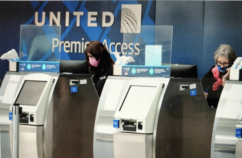 Trong ảnh hồ sơ ngày 14/10 này, nhân viên United Airlines làm việc tại quầy vé ở Nhà ga số 1 tại Sân bay Quốc tế O'Hare ở Chicago. United Airlines cho biết, ngày 30/9 chỉ có khoảng 300 nhân viên phải đối mặt với việc bị sa thải vì từ chối tiêm vaccine Covid-19, khoảng một nửa so với con số mà hãng đã báo cáo vào đầu tuần này. Ảnh: Nam Y. Hah/AP