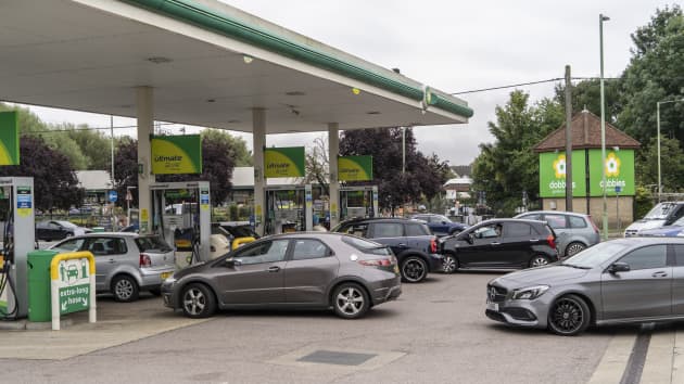 Mọi người đổ xăng tại trạm xăng BP trong cuộc khủng hoảng nhiên liệu ở Bury St Edmunds. Ảnh: SOPA | LightRocket.