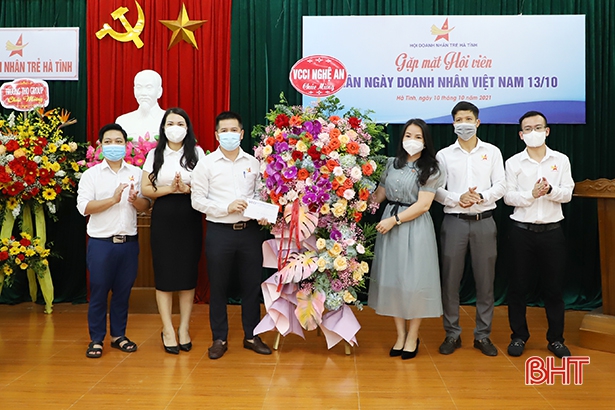 Nhiều đơn vị, tổ chức tặng hoa chúc mừng Hội Doanh nhân trẻ Hà Tĩnh nhân ngày Doanh nhân Việt Nam. Ảnh: BHT.