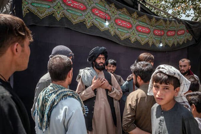 Một nhóm thanh niên nghe chỉ huy Taliban nói chuyện ở Kabul. Ảnh: The New York Times