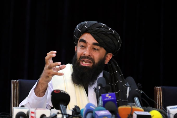 Người phát ngôn của Taliban, Zabihullah Mujahid, tại cuộc họp báo đầu tiên của tổ chức sau khi nắm quyền kiểm soát Kabul. Ảnh: The New York Times