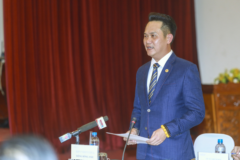 Ông Đặng Hồng Anh - Chủ tịch Hội Doanh nhân trẻ Việt Nam, Phó chủ tịch Hội LHTN Việt Nam phát biểu, đưa ra một số kiến nghị của giới doanh nhân trẻ tại buổi gặp mặt với Chủ tịch nước Nguyễn Xuân Phúc.