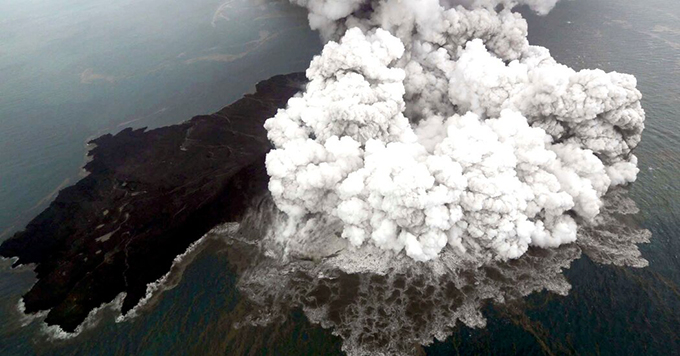Một vụ phun trào ngoài khơi bờ biển Iceland đã hình thành nên đảo Surtsey vào những năm 1960, và cũng tạo ra nhiều quả bom núi lửa không thể phát nổ khi chúng bắn lên trên mặt nước. Ảnh: ShutterStock